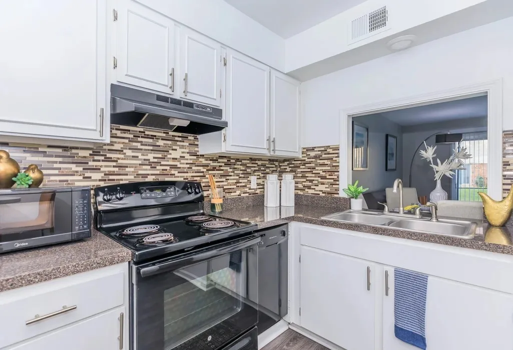 Cocina de un apartamento en The Legend at Speedway